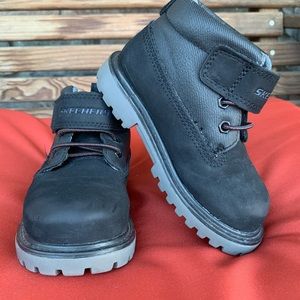 Soft black nubuck-textured synthetic upper.